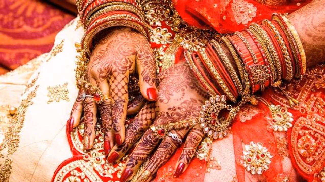 నర్సింగ్ విద్యార్థుల పుస్తకంలో వరకట్నంతో లాభాలనే టాపిక్: మహిళా కమిషన్ సీరియస్.. నర్సింగ్ విద్యార్థుల పుస్తకంలో వరకట్నంతో లాభాలనే టాపిక్: మహిళా కమిషన్ సీరియస్..