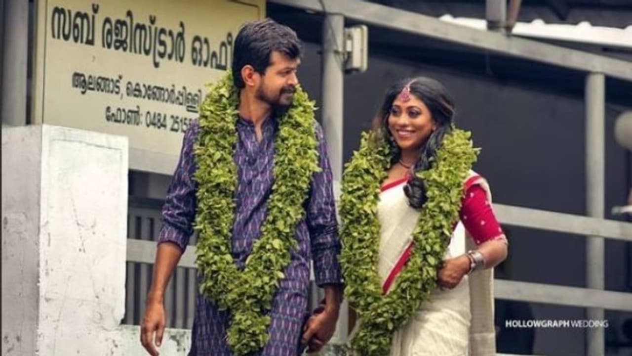നടി ദിവ്യ ഗോപിനാഥും സംവിധായകന് ജുബിത്ത് നമ്രാടത്തും വിവാഹിതരായി നടി ദിവ്യ ഗോപിനാഥും സംവിധായകന് ജുബിത്ത് നമ്രാടത്തും വിവാഹിതരായി