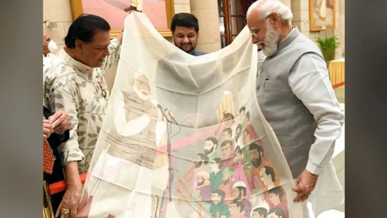 Modi Special Gift প্রধানমন্ত্রীকে বিশেষ উপহার পদ্মশ্রীপ্রাপ্ত তাঁতশিল্পী বীরেনের, উপহার পেয়ে সম্মোহিত মোদী Modi Special Gift প্রধানমন্ত্রীকে বিশেষ উপহার পদ্মশ্রীপ্রাপ্ত তাঁতশিল্পী বীরেনের, উপহার পেয়ে সম্মোহিত মোদী