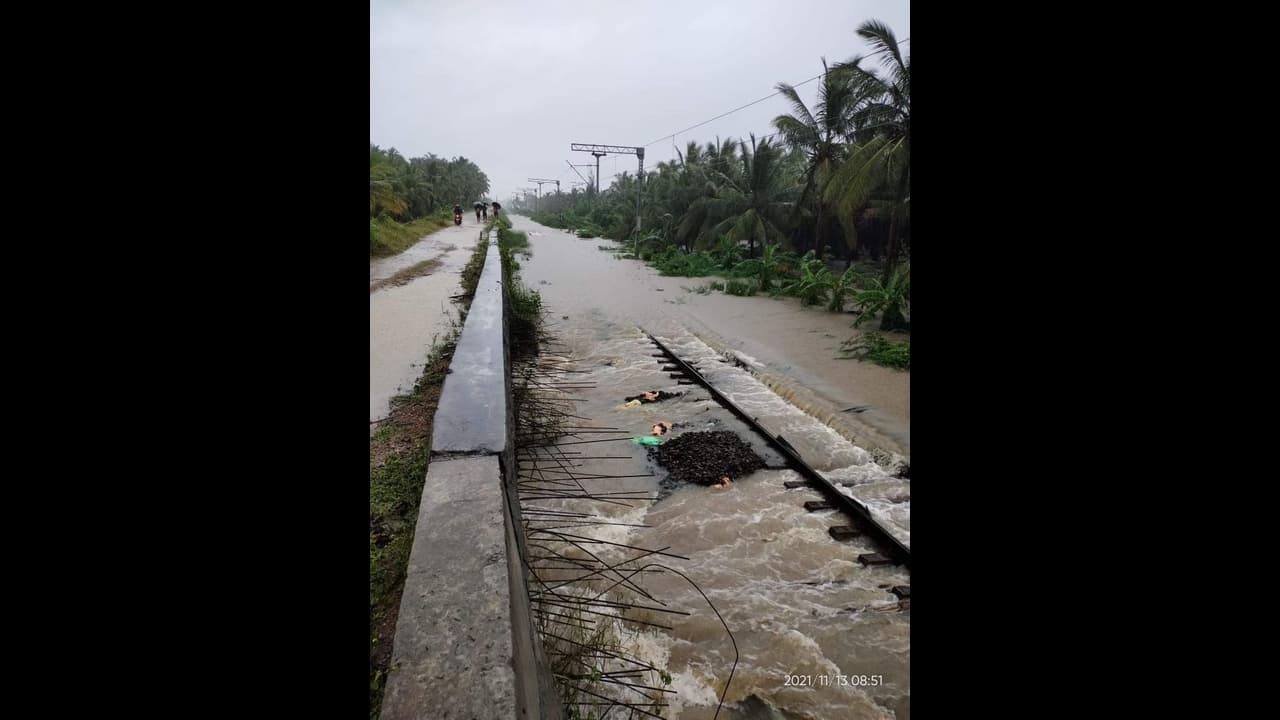 Kerala Rains| ഇന്നും അതിതീവ്രമഴ സാധ്യത; തിരുവനന്തപുരത്ത് അതീവ ജാഗ്രത; ഇടുക്കി ഡാം തുറക്കുന്നതിൽ തീരുമാനം ഇന്ന് Kerala Rains| ഇന്നും അതിതീവ്രമഴ സാധ്യത; തിരുവനന്തപുരത്ത് അതീവ ജാഗ്രത; ഇടുക്കി ഡാം തുറക്കുന്നതിൽ തീരുമാനം ഇന്ന്