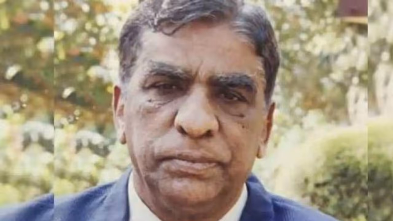 ശാസ്ത്രജ്ഞന് ഡോ. എഎം മൈക്കിൾ, തേങ്ങപൊതിക്കാനുള്ള 'പാര' കേരളത്തിൽ നിർമ്മിച്ച് പേറ്റന്റ് നേടിയ മനുഷ്യൻ ശാസ്ത്രജ്ഞന് ഡോ. എഎം മൈക്കിൾ, തേങ്ങപൊതിക്കാനുള്ള 'പാര' കേരളത്തിൽ നിർമ്മിച്ച് പേറ്റന്റ് നേടിയ മനുഷ്യൻ