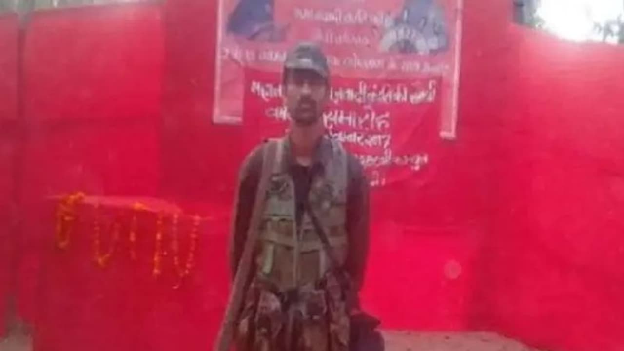 ప్రమాదవశాత్తూ బాంబు పేలి మావోయిస్టు కేంద్ర కమిటీ సభ్యుడు రవి మృతి.. ఏడాదిన్నర తర్వాత ప్రకటన..! ప్రమాదవశాత్తూ బాంబు పేలి మావోయిస్టు కేంద్ర కమిటీ సభ్యుడు రవి మృతి.. ఏడాదిన్నర తర్వాత ప్రకటన..!