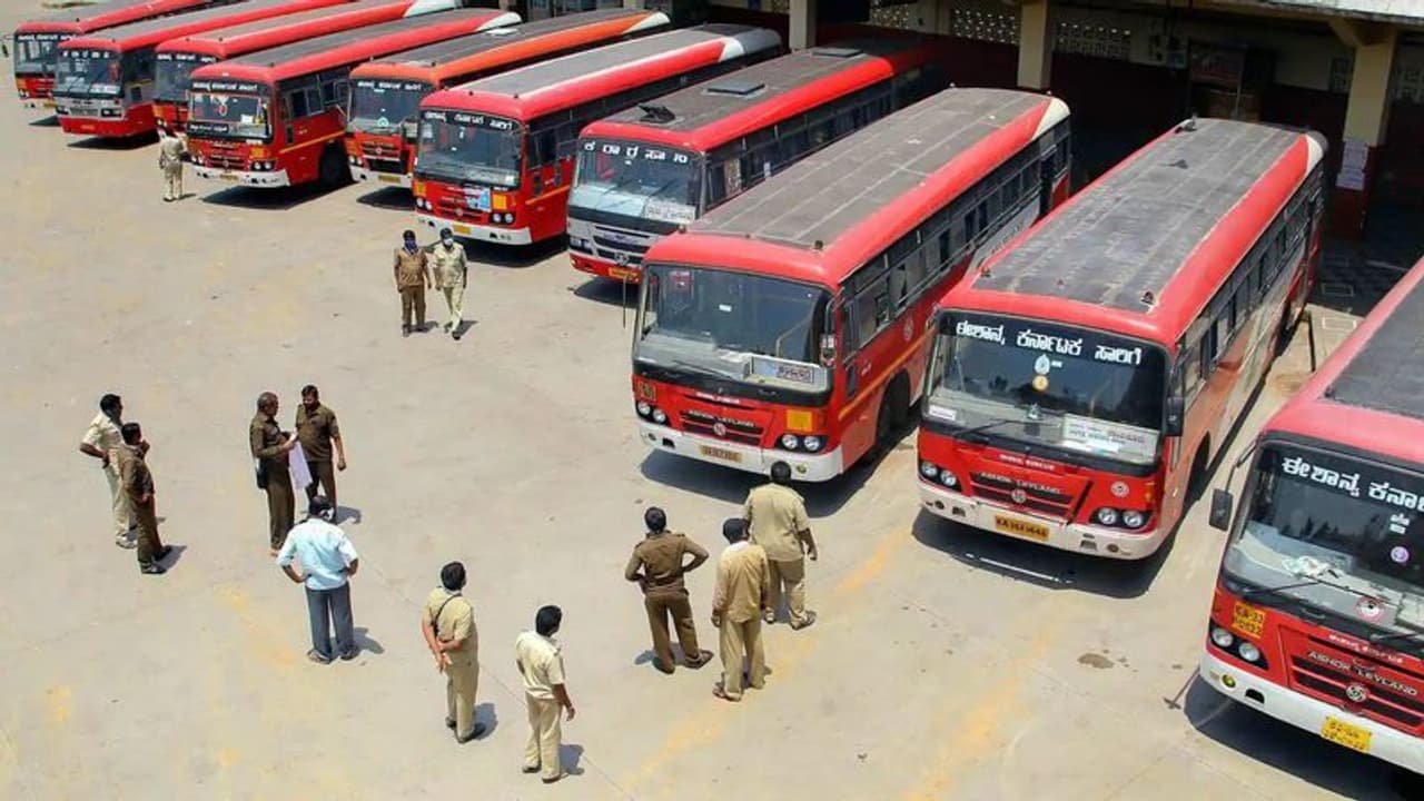 பேருந்துகளில் படம் பார்க்கவும், பாடல் கேட்கவும் தடை… மீறினால் இறக்கிவிடலாம்… உயர்நீதிமன்றம் அதிரடி!! பேருந்துகளில் படம் பார்க்கவும், பாடல் கேட்கவும் தடை… மீறினால் இறக்கிவிடலாம்… உயர்நீதிமன்றம் அதிரடி!!