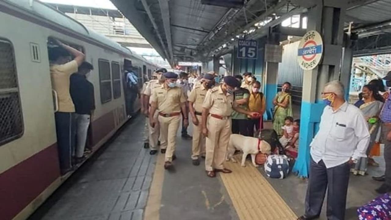 26/11 की बरसी से 13 दिन पहले मुंबई को बम से उड़ाने की धमकी, सुरक्षा एजेंसिया अलर्ट, पुलिस भी चौकन्नी 26/11 की बरसी से 13 दिन पहले मुंबई को बम से उड़ाने की धमकी, सुरक्षा एजेंसिया अलर्ट, पुलिस भी चौकन्नी