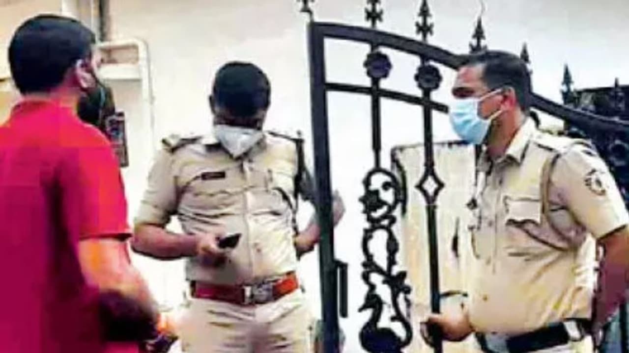 കാഞ്ഞങ്ങാട് പട്ടാപ്പകൽ കത്തികാട്ടി സ്വർണവും പണവും കവർന്നു, ക്വട്ടേഷൻ ആക്രമണമെന്ന് സംശയം കാഞ്ഞങ്ങാട് പട്ടാപ്പകൽ കത്തികാട്ടി സ്വർണവും പണവും കവർന്നു, ക്വട്ടേഷൻ ആക്രമണമെന്ന് സംശയം