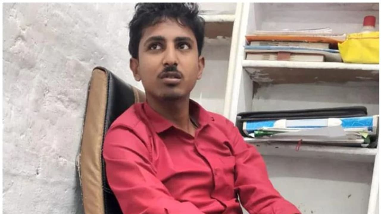 Buddhinath Jha| മാധ്യമപ്രവര്ത്തകന്റെ മൃതദേഹം റോഡരികില് കത്തിക്കരിഞ്ഞ നിലയില് Buddhinath Jha| മാധ്യമപ്രവര്ത്തകന്റെ മൃതദേഹം റോഡരികില് കത്തിക്കരിഞ്ഞ നിലയില്