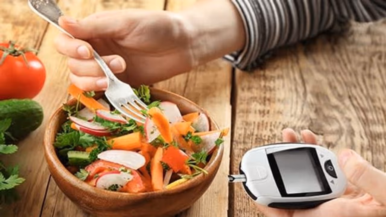 പാവയ്ക്ക മുതല്‍ കോവയ്ക്ക വരെ; പ്രമേഹം നിയന്ത്രിക്കുന്ന 10 ഭക്ഷണങ്ങൾ ഇതാ...