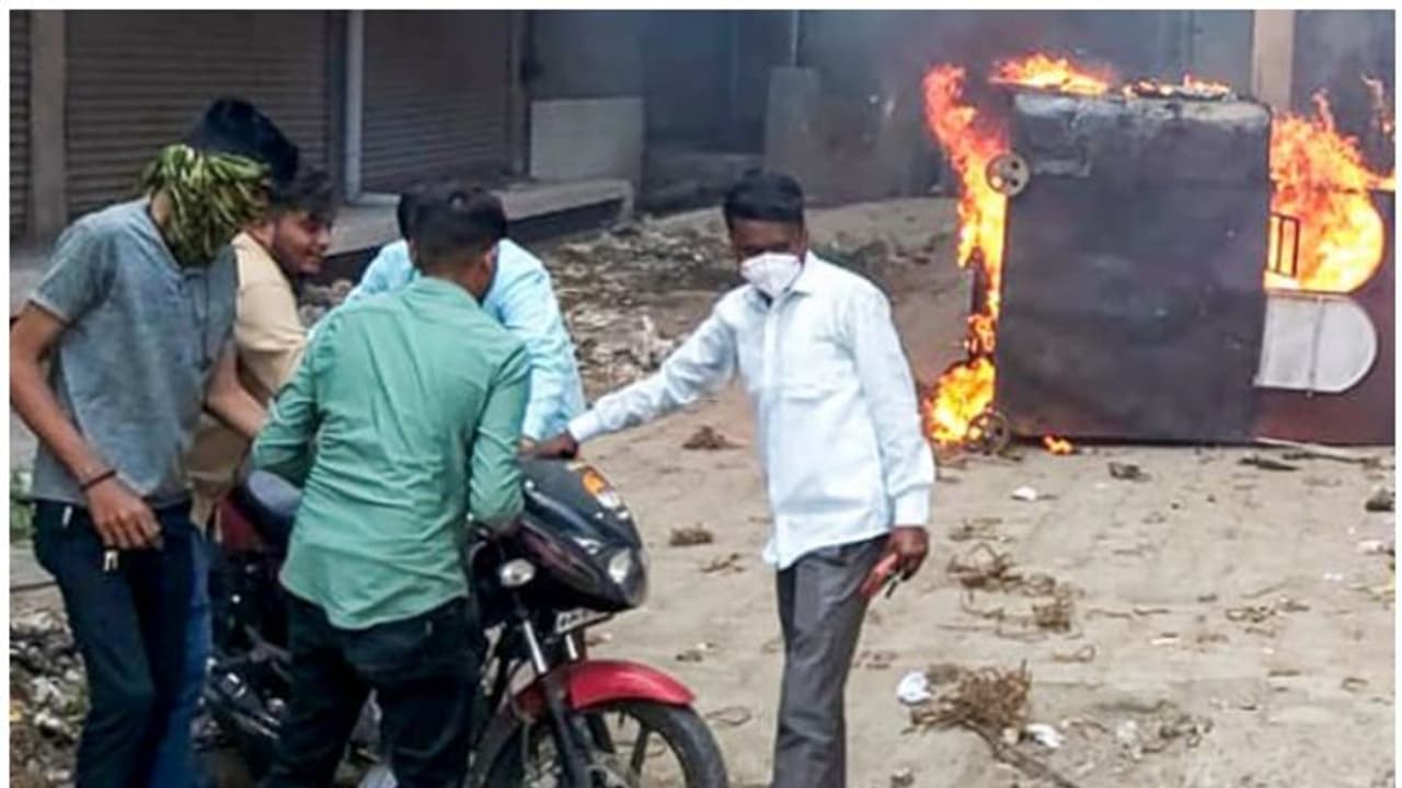 Maharashtra Amravati Violence: कर्फ्यू लगा, इंटरनेट बंद, Sanjay Raut बोले सरकार को अस्थिर करने की थी साजिश