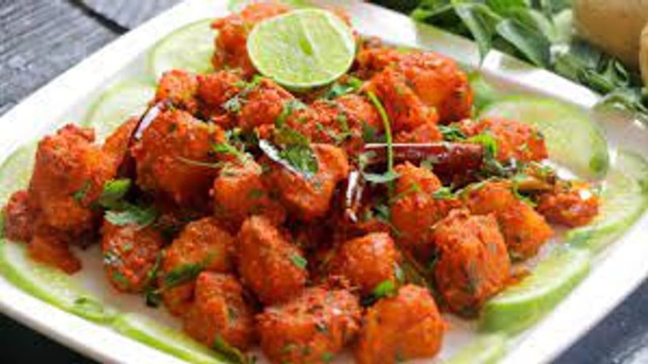 ಮನೆಯಲ್ಲಿಯೇ ಸುಲಭವಾಗಿ ತಯಾರಿಸಿ ರೆಸ್ಟೋರೆಂಟ್ ಶೈಲಿಯ ಆಲೂ 65; ಇಲ್ಲಿದೆ ಸರಳ ಪಾಕ ವಿಧಾನ! ಮನೆಯಲ್ಲಿಯೇ ಸುಲಭವಾಗಿ ತಯಾರಿಸಿ ರೆಸ್ಟೋರೆಂಟ್ ಶೈಲಿಯ ಆಲೂ 65; ಇಲ್ಲಿದೆ ಸರಳ ಪಾಕ ವಿಧಾನ!