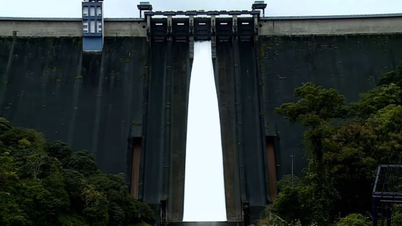 Idukki Dam| ഇടുക്കി ഡാം വീണ്ടും തുറന്നു ; സെക്കൻഡിൽ 40,000 ലിറ്റർ വെള്ളം പുറത്തേക്ക്, പെരിയാർ തീരത്ത് ജാഗ്രത