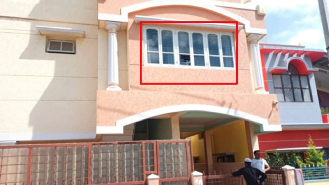 क्या ऑस्ट्रेलिया से मैच हारने के बाद पाकिस्तानी क्रिकेटर के घर लोगों ने पथराव किया, जानें वायरल पोस्ट का सच? क्या ऑस्ट्रेलिया से मैच हारने के बाद पाकिस्तानी क्रिकेटर के घर लोगों ने पथराव किया, जानें वायरल पोस्ट का सच?