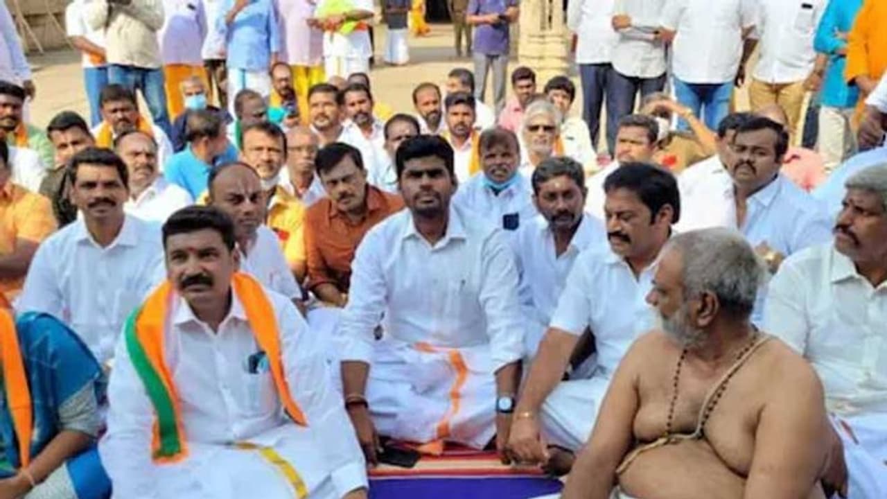 தமிழக பாஜக நிர்வாகிகள் மாற்றம்...? டெல்லியை முற்றுகையிட்ட பாஜக மூத்த தலைவர்கள்..! தமிழக பாஜக நிர்வாகிகள் மாற்றம்...? டெல்லியை முற்றுகையிட்ட பாஜக மூத்த தலைவர்கள்..!