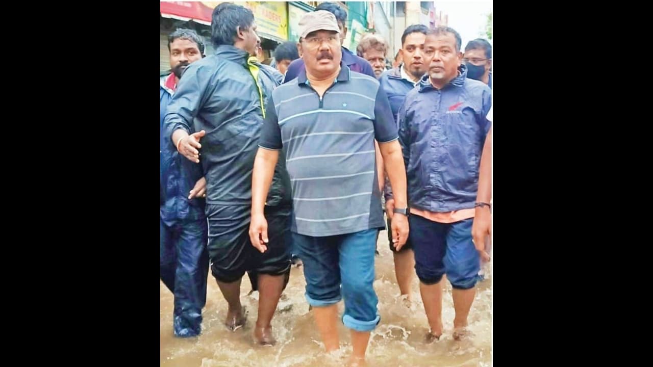 Chennai Floods | ஜெயக்குமார் அண்ணன் தான் சாப்பாடு போடுறார்...! திமுக காரங்க எட்டிக் கூட பாக்கல வைரல் வீடியோ Chennai Floods | ஜெயக்குமார் அண்ணன் தான் சாப்பாடு போடுறார்...! திமுக காரங்க எட்டிக் கூட பாக்கல வைரல் வீடியோ