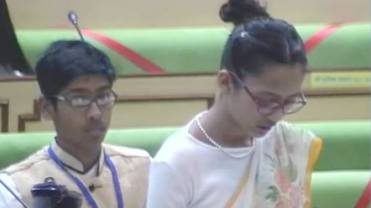 अद्वभुत नजारा: CM Gehlot की पोती विधायक बनकर पहुंची विधानसभा, सरकार से की एक अपील..देखने लायक था पल अद्वभुत नजारा: CM Gehlot की पोती विधायक बनकर पहुंची विधानसभा, सरकार से की एक अपील..देखने लायक था पल