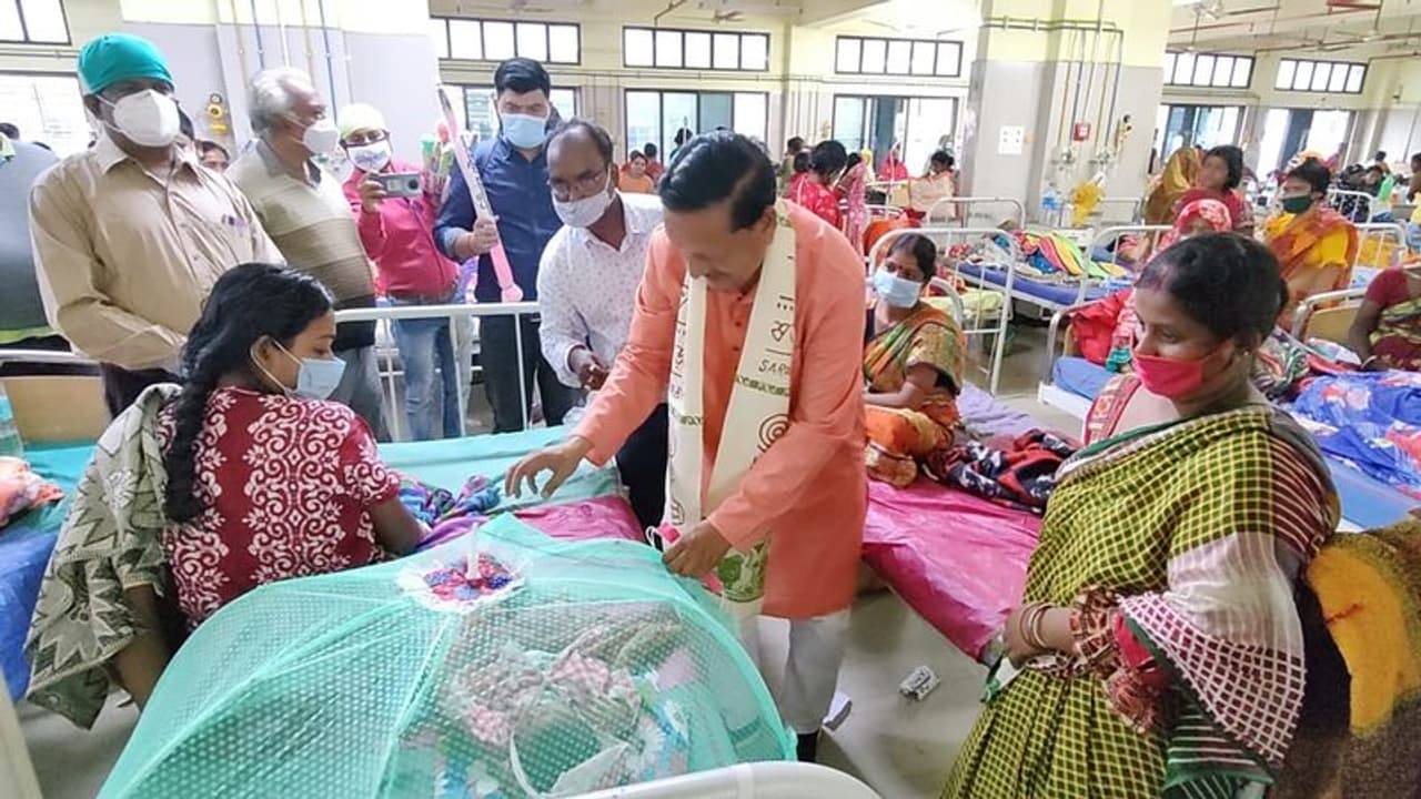 Dengue in Midnapore: বাড়ছে ডেঙ্গু, শিশু দিবসে মেদিনীপুর হাসপাতালে মশারি বিলি পৌরসভার Dengue in Midnapore: বাড়ছে ডেঙ্গু, শিশু দিবসে মেদিনীপুর হাসপাতালে মশারি বিলি পৌরসভার