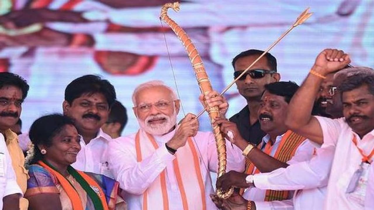 PM Modi के लिए झाबुआ की जैकेट, डिंडोरी की साफा माला और जोबट से आया धनुष बाण