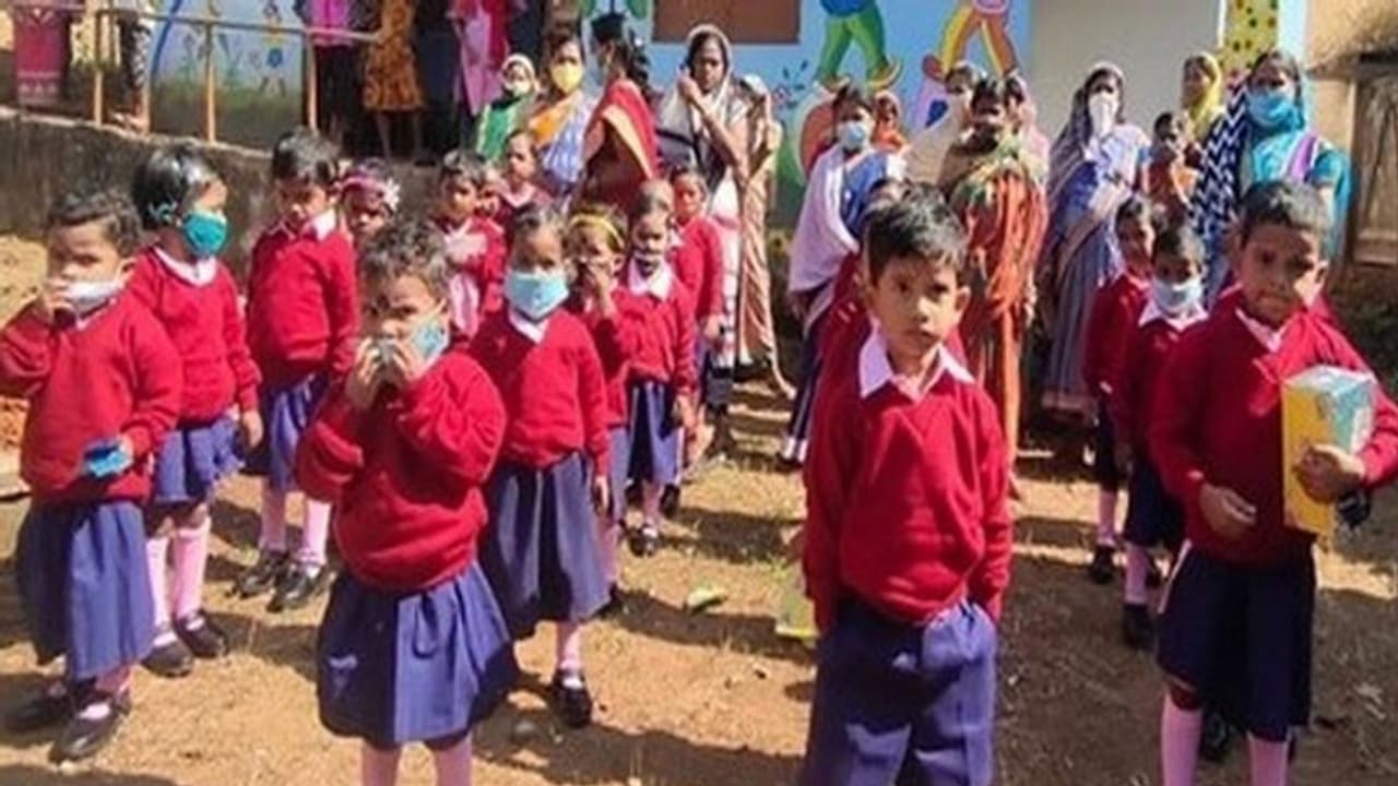 Guinness World Record: हैदराबाद में 30000 जोड़ी जूते एक लाइन में दान के लिए रखकर रचा गया इतिहास