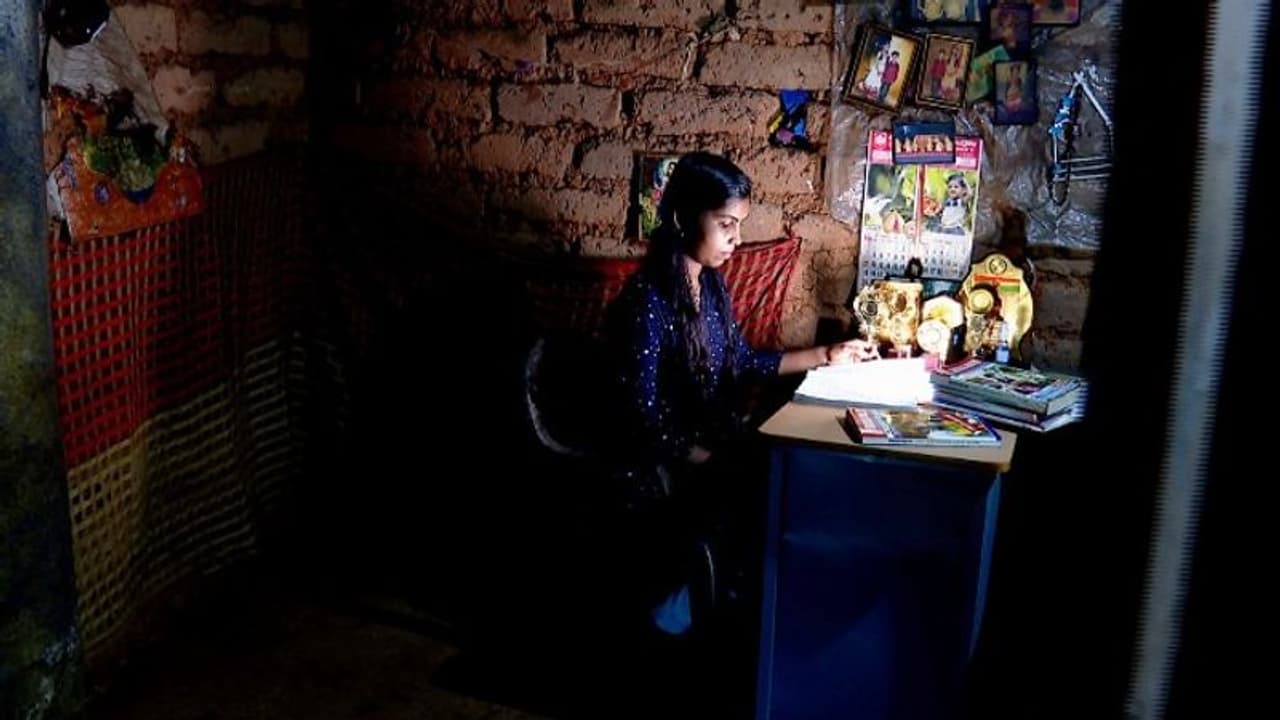 പത്താംക്ലാസിൽ ഫുൾ എ പ്ലസ്, പ്ലാസ്റ്റിക് ഷീറ്റിട്ട കൂരയിൽ ജീവിതം, അടച്ചുറപ്പുള്ള വീടിന് ഗോപികയ്ക്ക് വേണം സഹായം