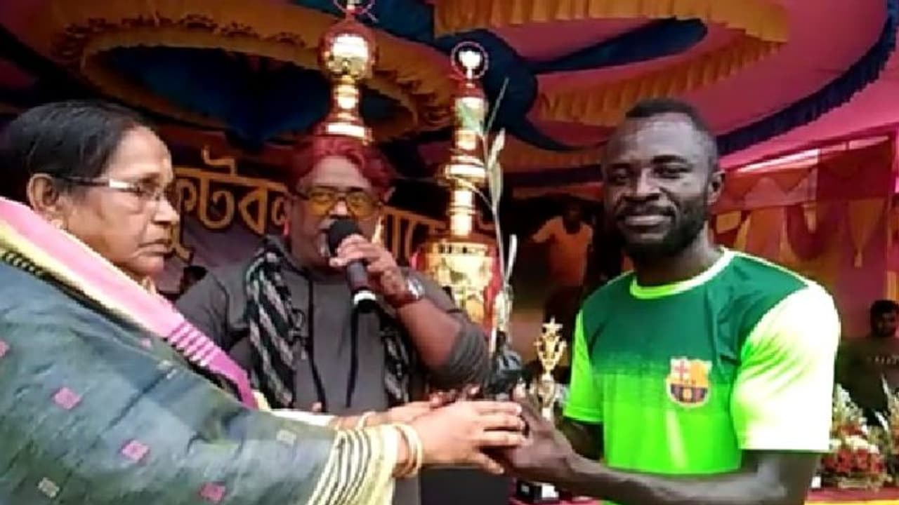 Mangrove Prize সুন্দরবনকে বাঁচাতে ফুটবলারদের হাতে ম্যানগ্রোভ বিতরণ Mangrove Prize সুন্দরবনকে বাঁচাতে ফুটবলারদের হাতে ম্যানগ্রোভ বিতরণ