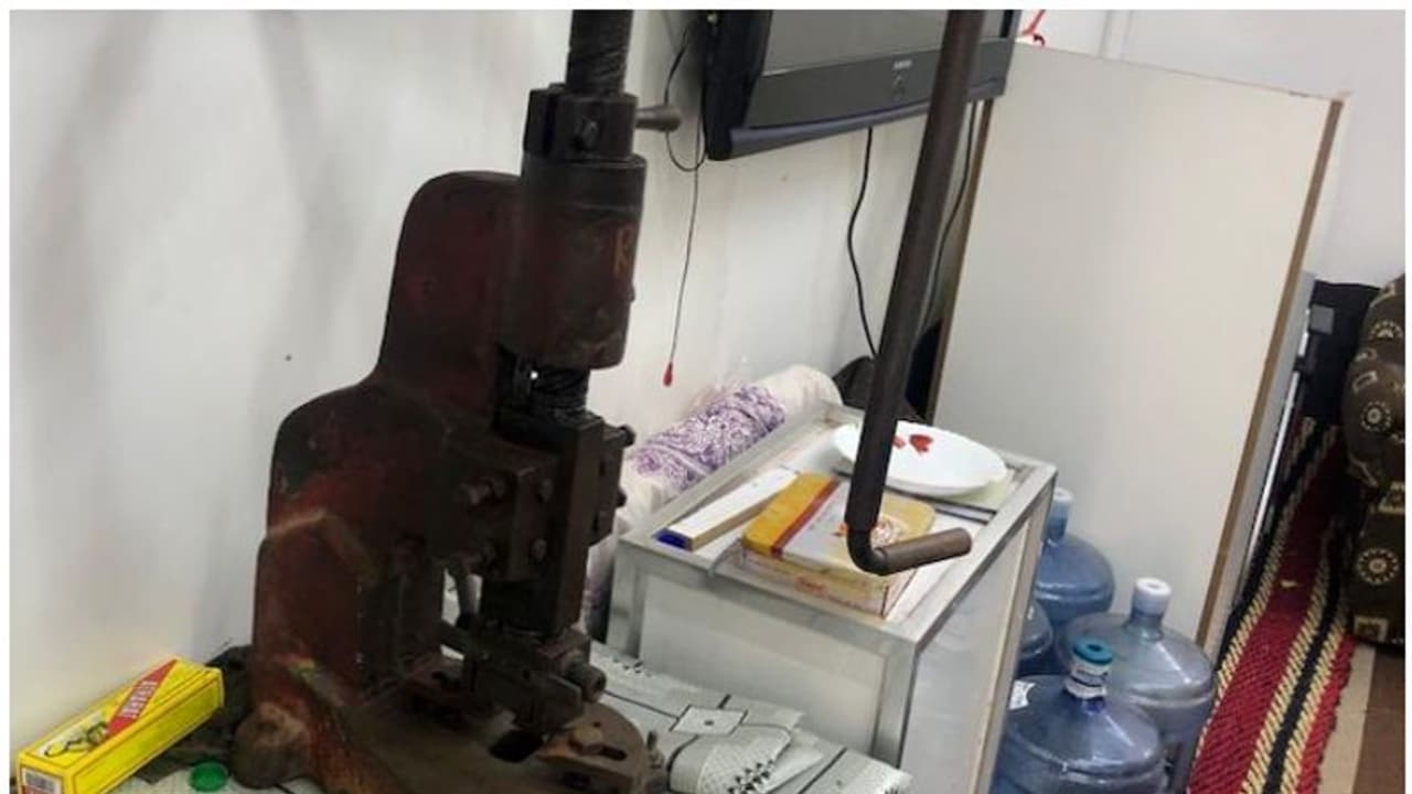 Gulf News | താമസ സ്ഥലത്ത് സ്വര്ണാഭരണ നിര്മാണം നടത്തിയവര് റെയ്ഡില് കുടുങ്ങി Gulf News | താമസ സ്ഥലത്ത് സ്വര്ണാഭരണ നിര്മാണം നടത്തിയവര് റെയ്ഡില് കുടുങ്ങി