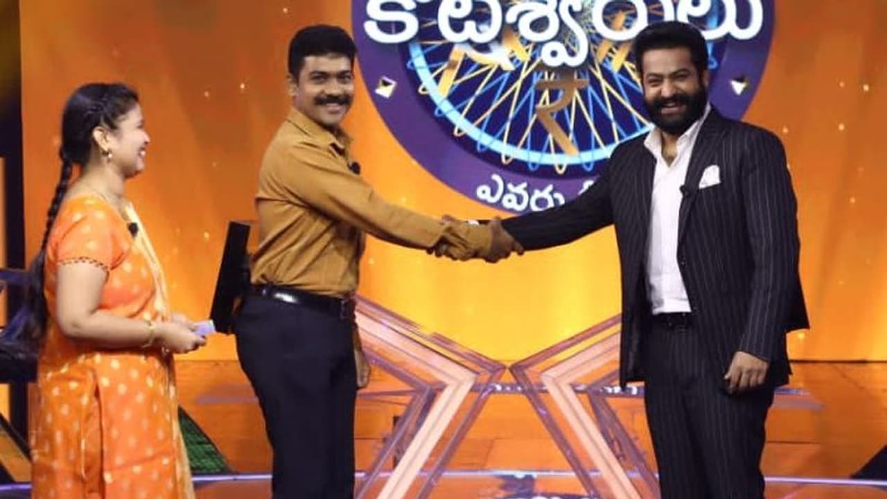 పోలీస్ దెబ్బ అదుర్స్ కదా.. ఎన్టీఆర్ EMK షోలో కోటి గెలుచుకున్న వ్యక్తి బ్యాగ్రౌండ్ ఇదే పోలీస్ దెబ్బ అదుర్స్ కదా.. ఎన్టీఆర్ EMK షోలో కోటి గెలుచుకున్న వ్యక్తి బ్యాగ్రౌండ్ ఇదే