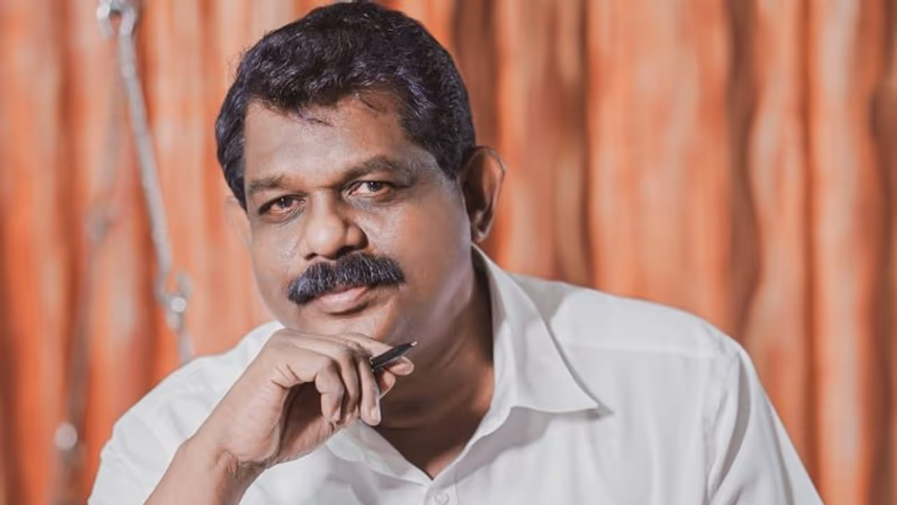 മന്ത്രിയുടെ വീട്ടിൽ കള്ളൻ കയറി; സ്വർണവുമായി ഇറങ്ങിയോടി; നാട്ടുകാർ കൈയ്യോടെ പിടികൂടി മന്ത്രിയുടെ വീട്ടിൽ കള്ളൻ കയറി; സ്വർണവുമായി ഇറങ്ങിയോടി; നാട്ടുകാർ കൈയ്യോടെ പിടികൂടി