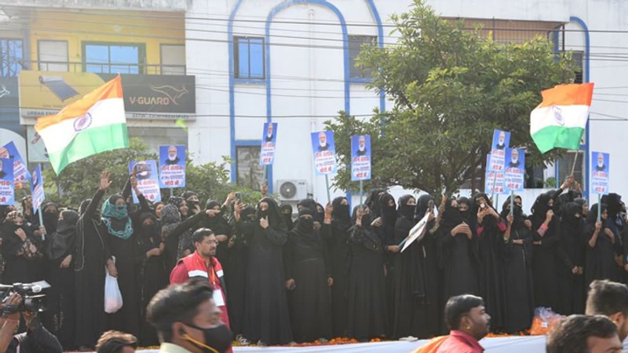 PM Modi In Bhopal: मुस्लिम महिलाओं ने लगाए हर हर मोदी, घर घर मोदी के नारे, तीन तलाक लिए कहा शुक्रिया..