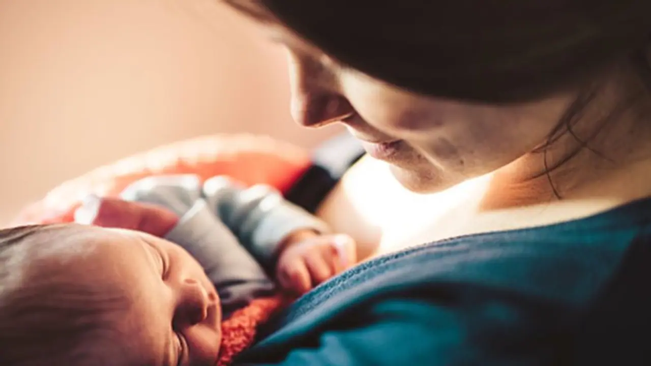 COVID 19 Vaccine लगवाई मां के दूध में Antibodies, जानें इससे नवजात बच्चों को क्या फायदा होगा?