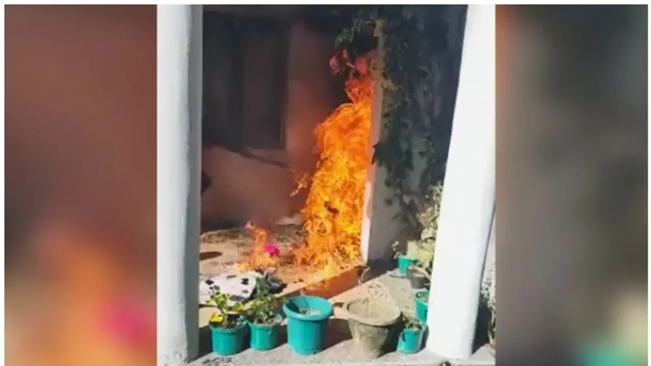 Congress: হিন্দুত্ব বিতর্কের জের, তাই কি আগুন কংগ্রেস নেতা সলমন খুরশিদের বাড়িতে Congress: হিন্দুত্ব বিতর্কের জের, তাই কি আগুন কংগ্রেস নেতা সলমন খুরশিদের বাড়িতে