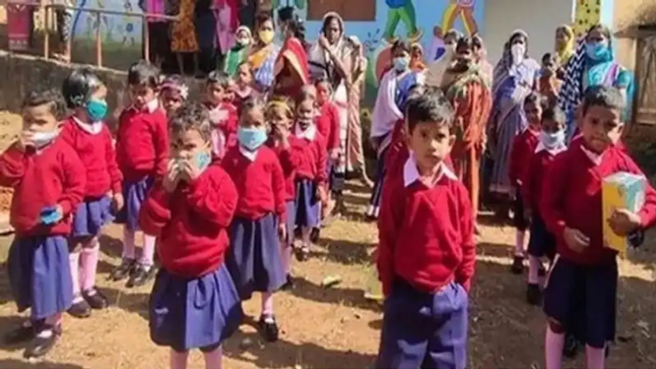 Guinness World Record: हैदराबाद में 30000 जोड़ी जूते एक लाइन में दान के लिए रखकर रचा गया इतिहास Guinness World Record: हैदराबाद में 30000 जोड़ी जूते एक लाइन में दान के लिए रखकर रचा गया इतिहास