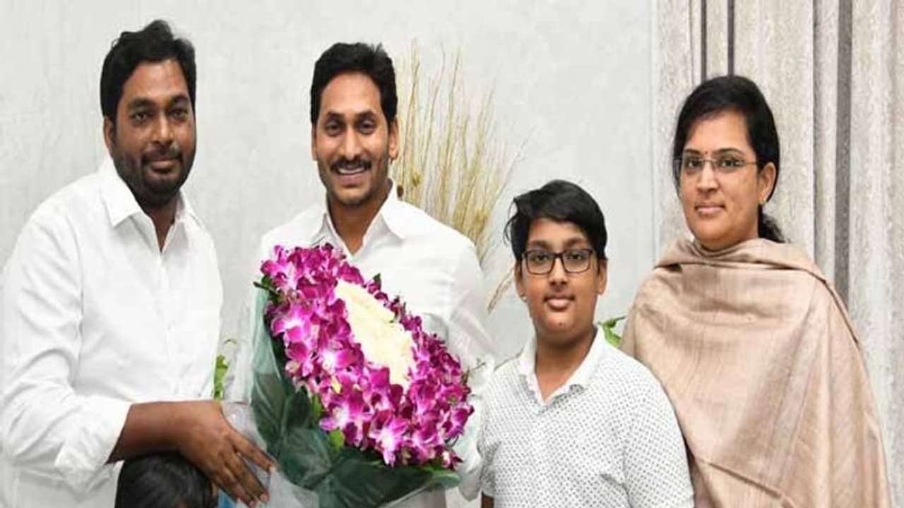 ఏపీ సీఎం జగన్ తో ఎమ్మెల్సీ అభ్యర్ధి అరుణ్ కుమార్ భేటీ ఏపీ సీఎం జగన్ తో ఎమ్మెల్సీ అభ్యర్ధి అరుణ్ కుమార్ భేటీ