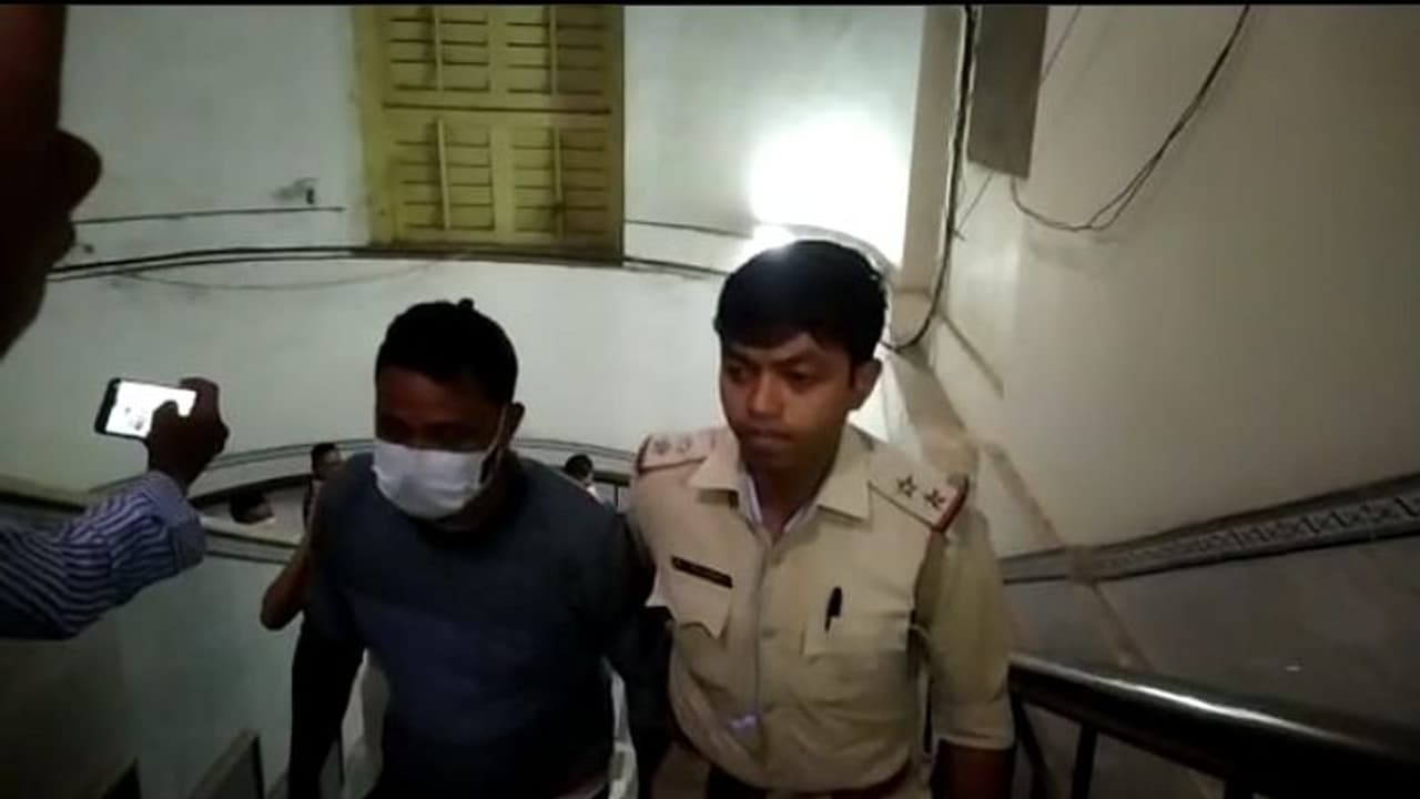 Crime news: আম বাগানের আড়ালে মাদক চক্রের সন্ধান,রুদ্ধশ্বাস অভিযানে গ্রেফতার ৩ পাচারকারী Crime news: আম বাগানের আড়ালে মাদক চক্রের সন্ধান,রুদ্ধশ্বাস অভিযানে গ্রেফতার ৩ পাচারকারী