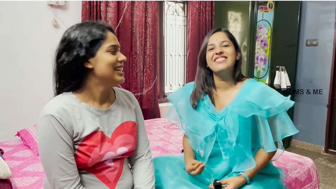 'ഭാവി മരുമകനെ' തേടി അമൃത ആതിരയുടെ വീട്ടിൽ; രഹസ്യങ്ങളെല്ലാം പൊളിച്ച് ഇരുവരുടെയും 'കിസ്സ' 'ഭാവി മരുമകനെ' തേടി അമൃത ആതിരയുടെ വീട്ടിൽ; രഹസ്യങ്ങളെല്ലാം പൊളിച്ച് ഇരുവരുടെയും 'കിസ്സ'