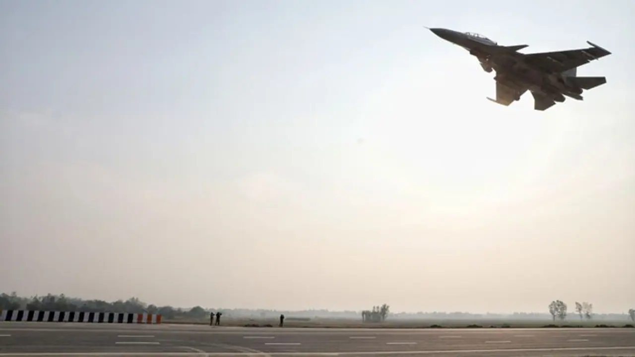 Purvanchal Express Way: जंग के वक्त Air Force के बड़े काम आता है Air Strip, यह है वजह Purvanchal Express Way: जंग के वक्त Air Force के बड़े काम आता है Air Strip, यह है वजह
