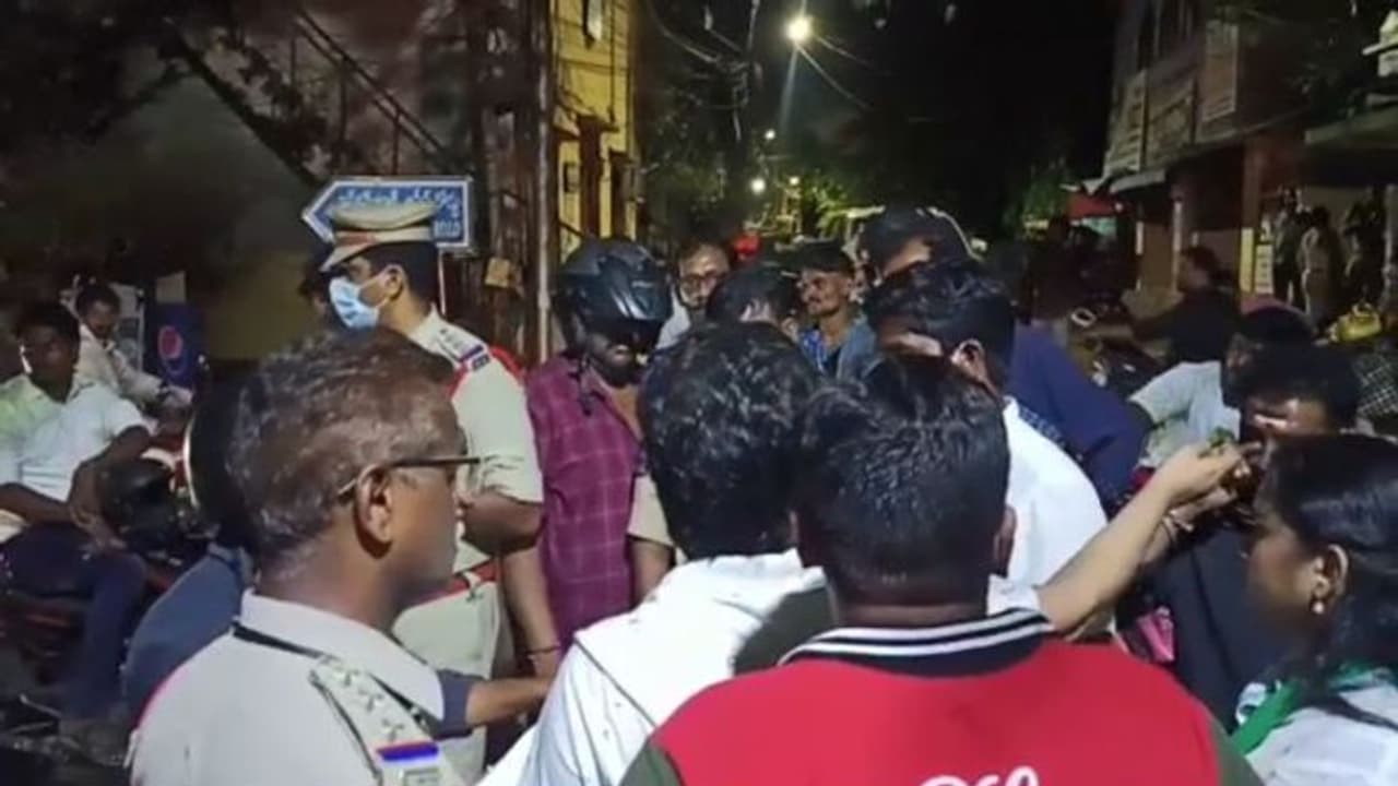 విశాఖ: వైసిపి రౌడీలు దాడిచేసారంటూ... అర్థరాత్రివరకు జనసేన వీర మహిళల ఆందోళన (వీడియో) విశాఖ: వైసిపి రౌడీలు దాడిచేసారంటూ... అర్థరాత్రివరకు జనసేన వీర మహిళల ఆందోళన (వీడియో)