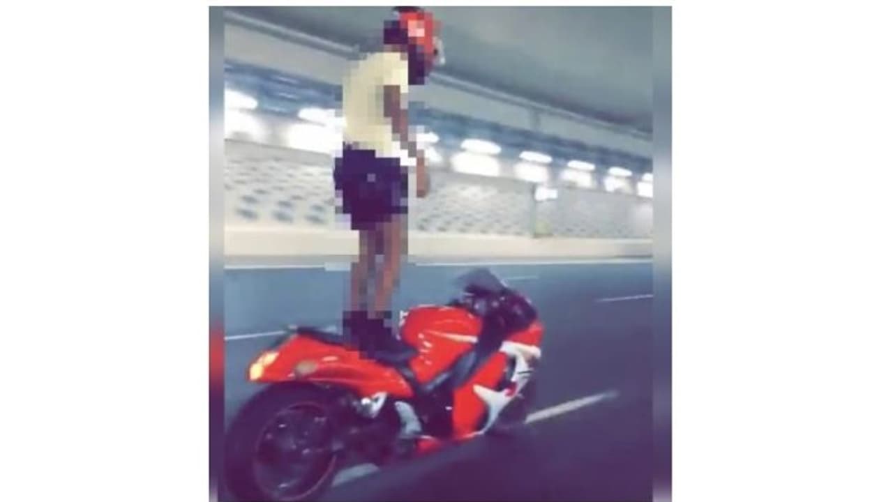 Gulf News | നടുറോഡിലെ ബൈക്ക് അഭ്യാസം വൈറലായി; പിന്നാലെ അറസ്റ്റ് Gulf News | നടുറോഡിലെ ബൈക്ക് അഭ്യാസം വൈറലായി; പിന്നാലെ അറസ്റ്റ്