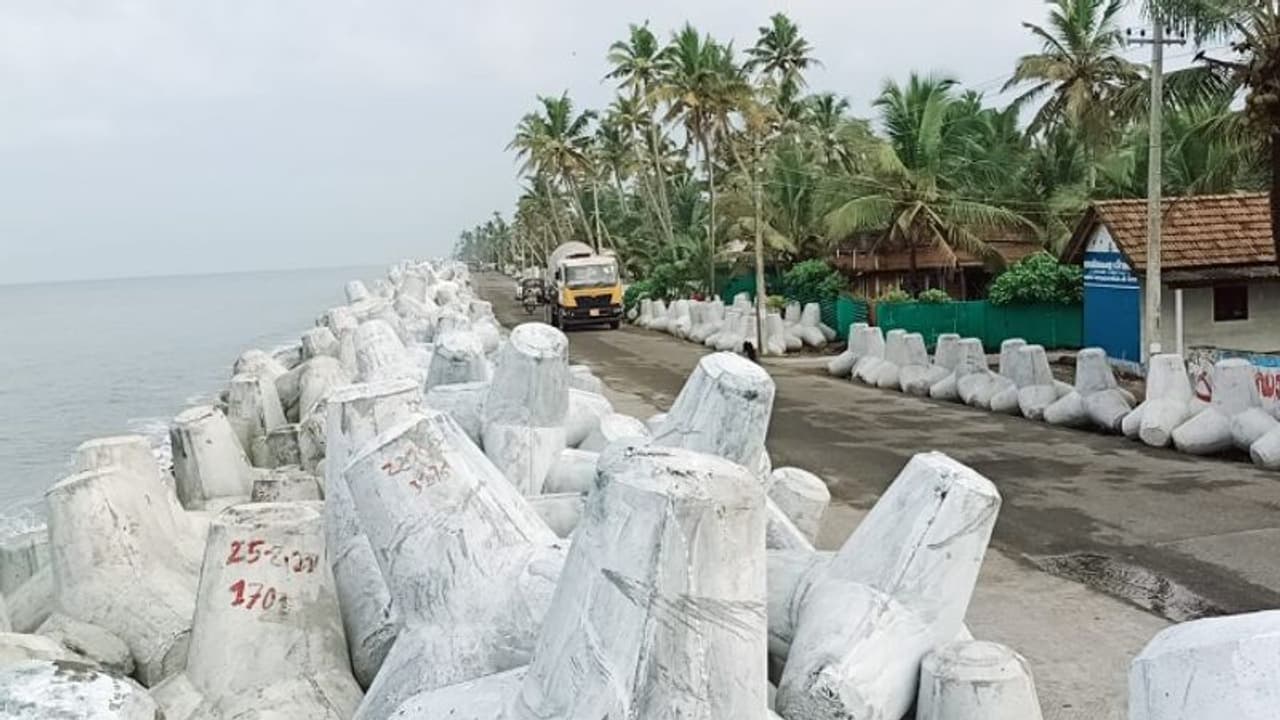 ടെട്രപോടുകളുടെ നിർമ്മാണ മേൽനോട്ടത്തിന് ജലസേചനവകുപ് ഉദ്യോഗസ്ഥരില്ല, പരാതിയുമായി നാട്ടുകാർ ടെട്രപോടുകളുടെ നിർമ്മാണ മേൽനോട്ടത്തിന് ജലസേചനവകുപ് ഉദ്യോഗസ്ഥരില്ല, പരാതിയുമായി നാട്ടുകാർ