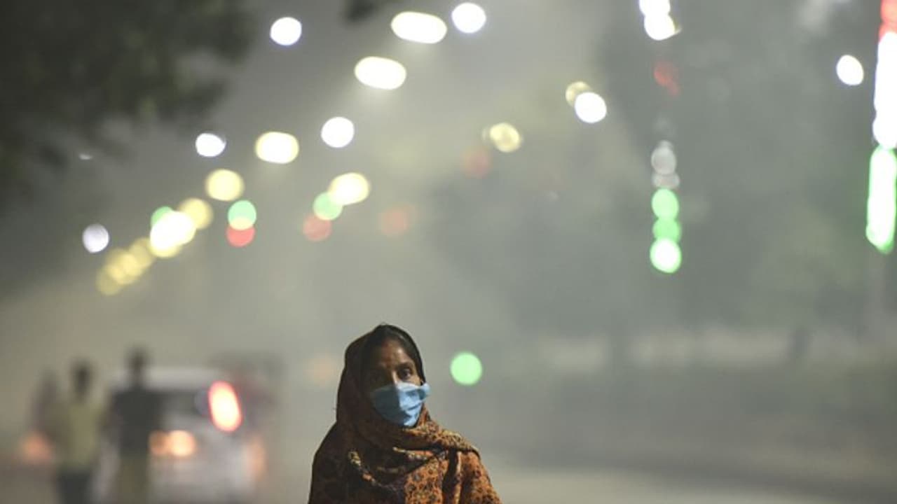 క్రాకర్లపై నిషేధం ఉన్నప్పటికీ తగ్గని ఢిల్లీ వాసులు .. ప్రమాదకర స్థాయికి చేరుకున్న ఎయిర్ క్వాలిటీ 