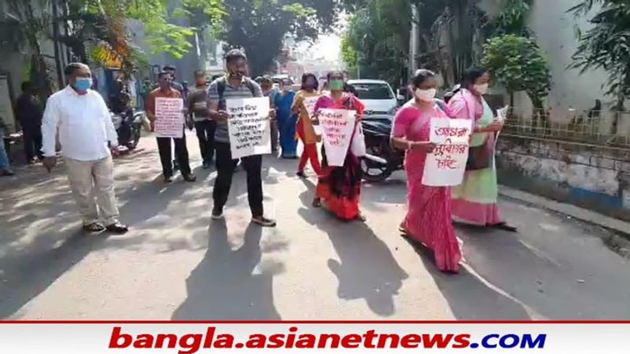 School Agitation, 'বকেয়া টাকা ফেরানো হোক', জিডি বিড়লার পর মহাদেবী বিড়লায় বিক্ষোভ শিক্ষকদের School Agitation, 'বকেয়া টাকা ফেরানো হোক', জিডি বিড়লার পর মহাদেবী বিড়লায় বিক্ষোভ শিক্ষকদের