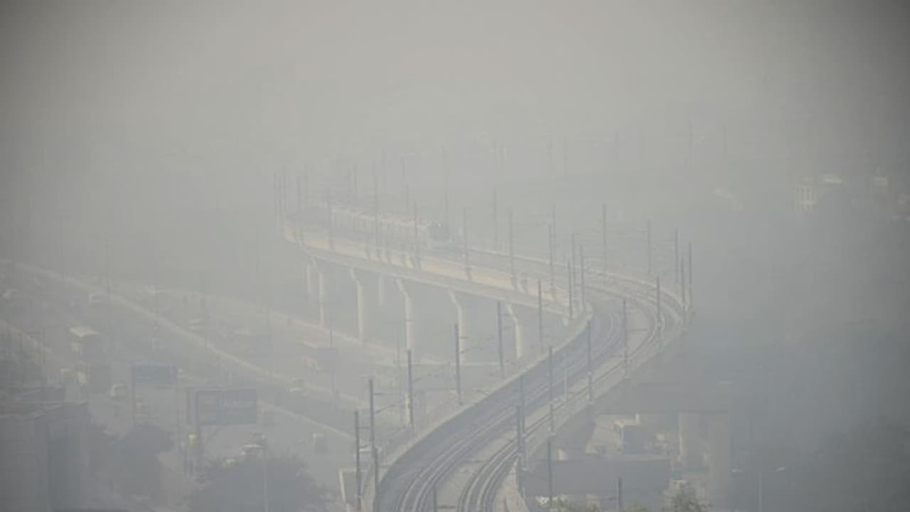 Delhi gasps for fresh air as AQI still stands in 'very poor' category