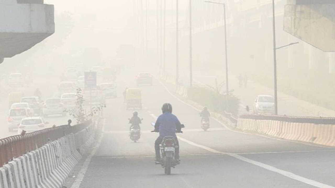 Health Tips সাবধান, ক্রমশ বায়ুতে বাড়ছে দূষণের মাত্রা, সুস্থ থাকতে মেনে চলুন এই নিয়মগুলি Health Tips সাবধান, ক্রমশ বায়ুতে বাড়ছে দূষণের মাত্রা, সুস্থ থাকতে মেনে চলুন এই নিয়মগুলি