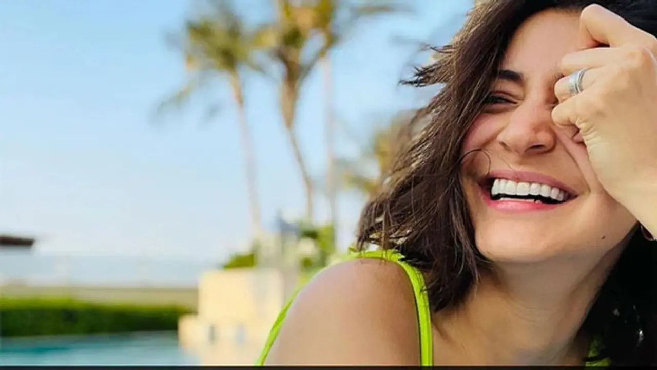 Anushka Sharma ने बेटी के जन्म के बाद पहली बार बिकिनी पहन पानी में लगाई आग, Virat Kohli का छूटा पसीना