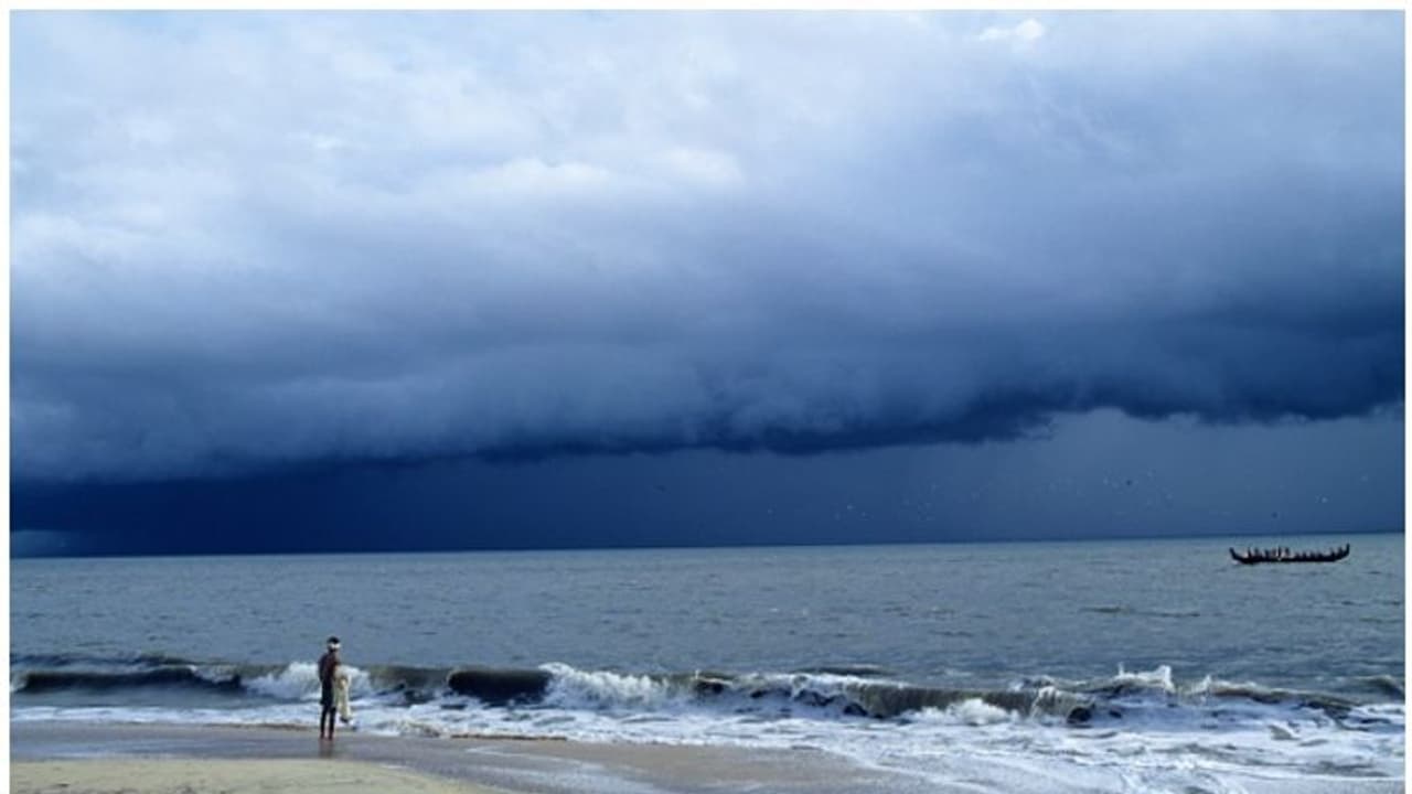 അറബിക്കടലിലും ബംഗാൾ ഉൾക്കടലിലും ന്യൂനമർദ്ദം രൂപപ്പെട്ടു; സംസ്ഥാനത്ത് ശക്തമായ മഴ തുടരും അറബിക്കടലിലും ബംഗാൾ ഉൾക്കടലിലും ന്യൂനമർദ്ദം രൂപപ്പെട്ടു; സംസ്ഥാനത്ത് ശക്തമായ മഴ തുടരും