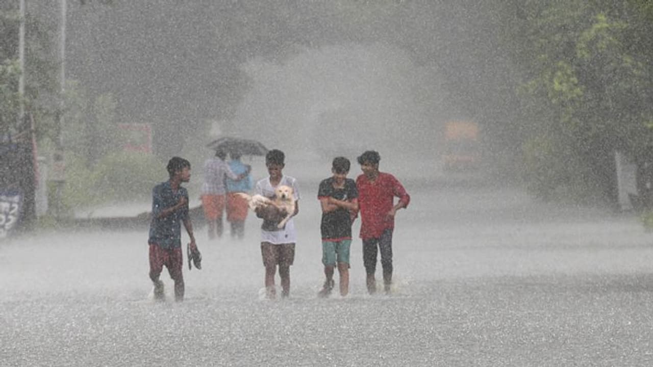 ঘূর্ণিঝড় নিয়ে সতর্কতা জারি, ঝড় বৃষ্টি কি বলছে হাওয়া অফিস