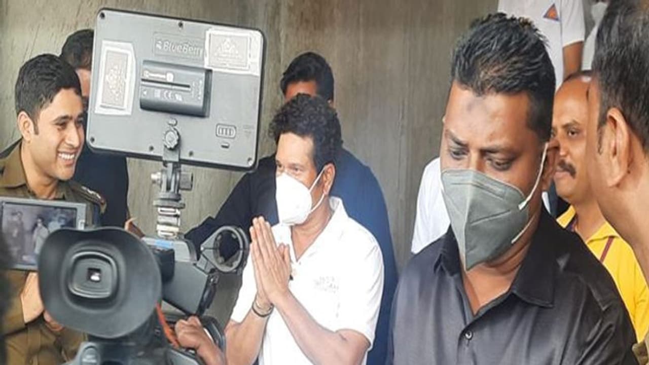 MP के इस गांव में पहुंचे Sachin Tendulkar, पिता को याद कर हुए इमोशनल, कहा पापा का सपना पूरा करने आया हूं MP के इस गांव में पहुंचे Sachin Tendulkar, पिता को याद कर हुए इमोशनल, कहा पापा का सपना पूरा करने आया हूं