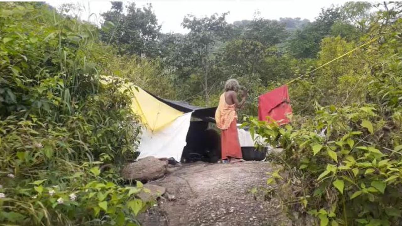 Old Couple: বেহাত সম্পত্তি নেই রোজগার, জঙ্গলে ঘেরা পাহাড়ের চূড়ায় গিয়ে পেলেন দেবতার স্বপ্নাদেশ Old Couple: বেহাত সম্পত্তি নেই রোজগার, জঙ্গলে ঘেরা পাহাড়ের চূড়ায় গিয়ে পেলেন দেবতার স্বপ্নাদেশ