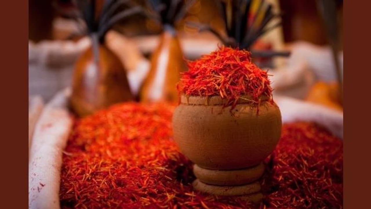 Healthy Skin: केसर के इस्तेमाल से आपको कभी नहीं होगी स्किन से जुड़ी ये समस्याएं, जानें फायदे Healthy Skin: केसर के इस्तेमाल से आपको कभी नहीं होगी स्किन से जुड़ी ये समस्याएं, जानें फायदे