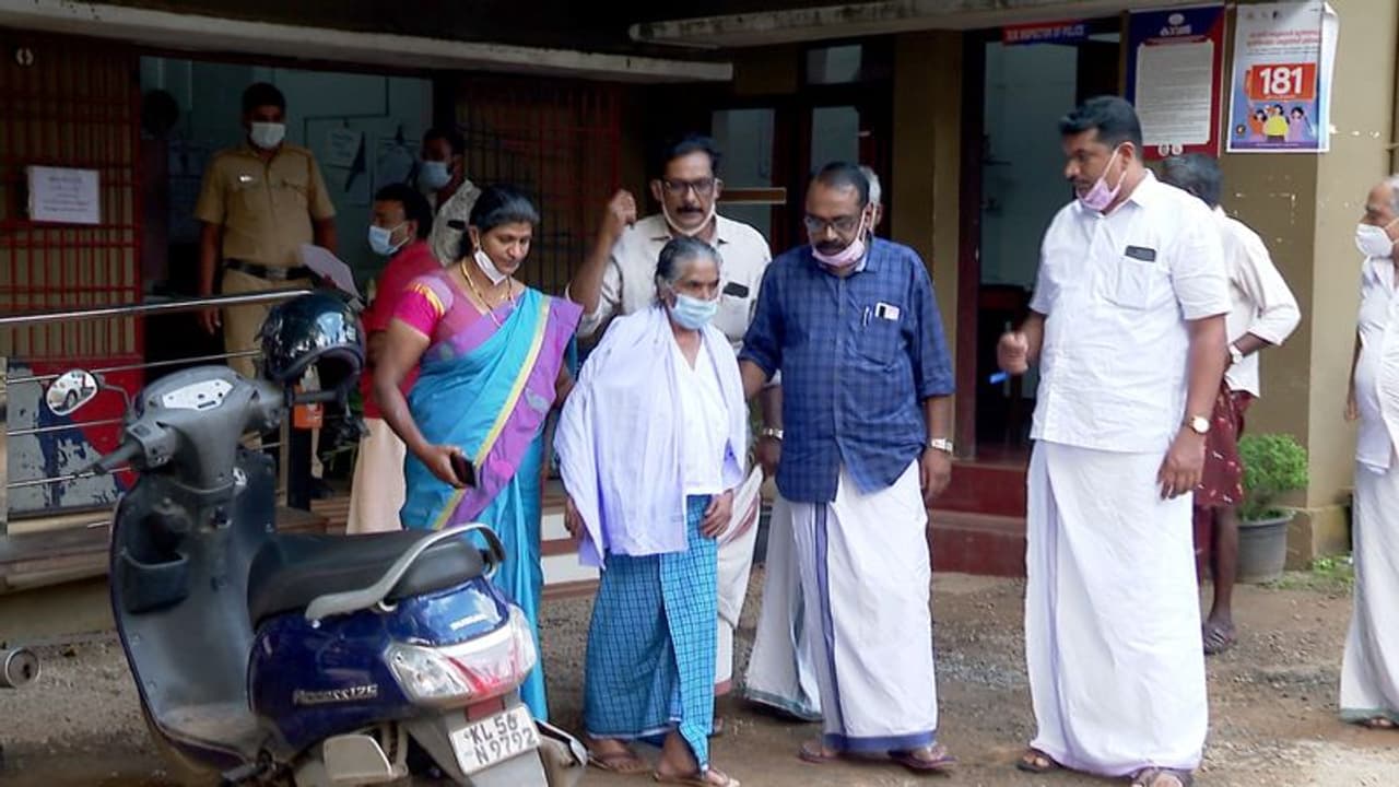 നായാട്ടുകാർക്കെതിരായ നടപടിയുടെ പേരില് വീടുകളില് വനംവകുപ്പ് ഉദ്യോഗസ്ഥരുടെ അതിക്രമമെന്ന് ആരോപണം, പ്രതിഷേധം നായാട്ടുകാർക്കെതിരായ നടപടിയുടെ പേരില് വീടുകളില് വനംവകുപ്പ് ഉദ്യോഗസ്ഥരുടെ അതിക്രമമെന്ന് ആരോപണം, പ്രതിഷേധം