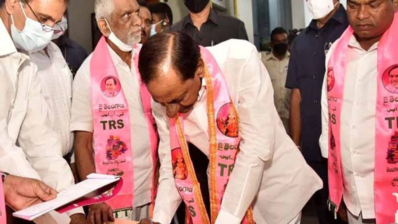 ప్రారంభమైన టీఆర్ఎల్పీ భేటీ:వరిపై ఢిల్లీలో పోరుకు కేసీఆర్ ప్లాన్ ప్రారంభమైన టీఆర్ఎల్పీ భేటీ:వరిపై ఢిల్లీలో పోరుకు కేసీఆర్ ప్లాన్