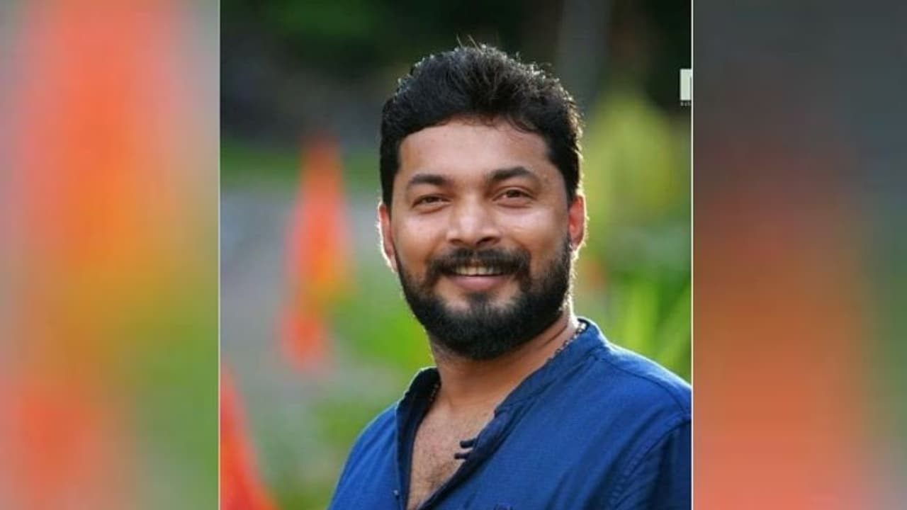 മുട്ടമ്പലത്ത് കാറിലെത്തി ഫോൺ ചെയ്തുകൊണ്ട് നടന്ന് ട്രെയിനിന് മുന്നിൽ ചാടി യുവാവ് ജീവനൊടുക്കി മുട്ടമ്പലത്ത് കാറിലെത്തി ഫോൺ ചെയ്തുകൊണ്ട് നടന്ന് ട്രെയിനിന് മുന്നിൽ ചാടി യുവാവ് ജീവനൊടുക്കി